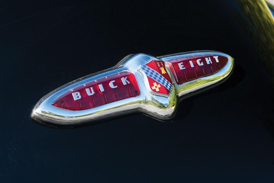 Логотип Buick Roadmaster Sedanet (76S-4707) 1946 года  (фото 20 из 26)